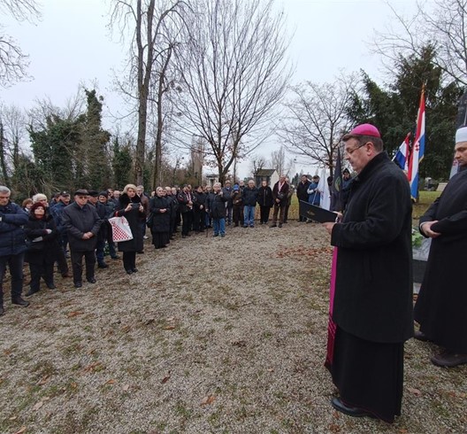 Biskup Šaško predvodio molitvu za katoličke vjernike na oskvrnjenim grobovima hrvatskih vojnika